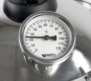 Термометр на автоклаве-коптильне Homa